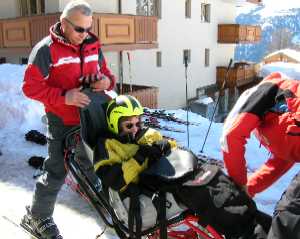 Angela l&auml;sst sich fest im Dualski sichern